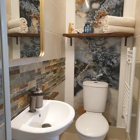 Pensjonat Beautiful Double En-suite Room, Separate Entrance, Ilford, Line Gants Hill, Free Parking Ilford