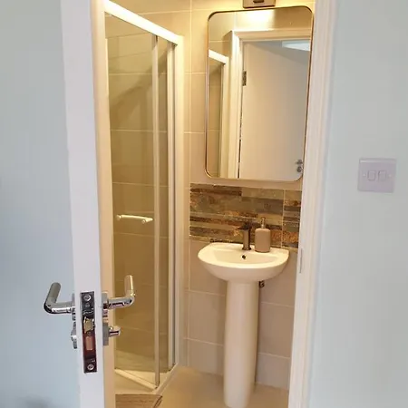 Beautiful Double En-suite Room, Separate Entrance, Ilford, Line Gants Hill, Free Parking * Ilford
