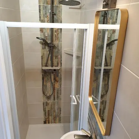 Beautiful Double En-suite Room, Separate Entrance, Ilford, Line Gants Hill, Free Parking Pensjonat *