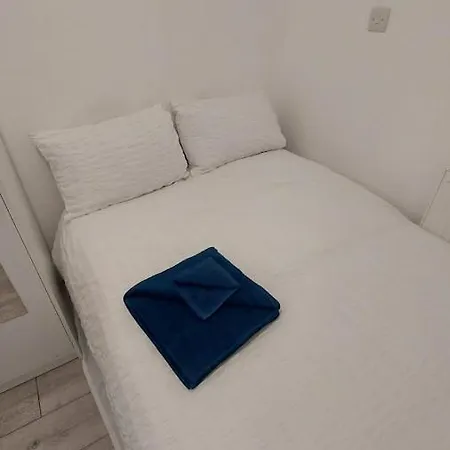 Double En-suite Available In 3 Bed Apt Pensión