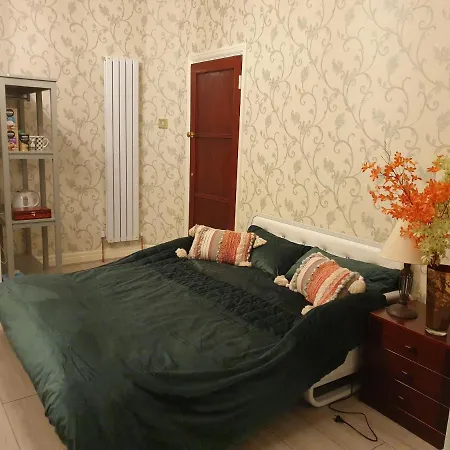 Beautiful Double En-suite Room, Separate Entrance, Ilford, Line Gants Hill, Free Parking Pensjonat
