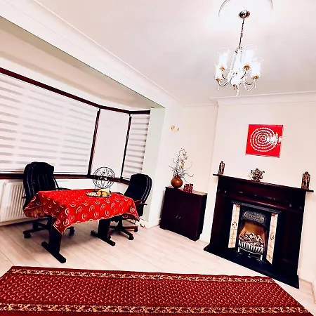 Beautiful Double En-suite Room, Separate Entrance, Ilford, Line Gants Hill, Free Parking