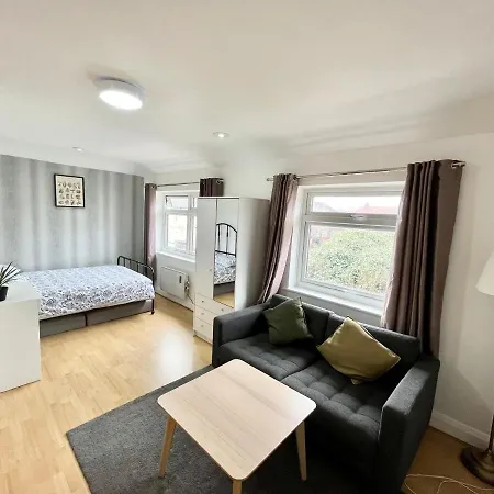 No2326 Tree-hole Apartament Northolt (Greater London)