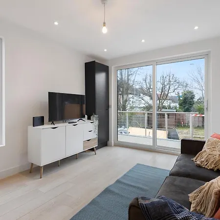 Star London Station Road 3-bed Oasis With Garden Apartment The Hyde