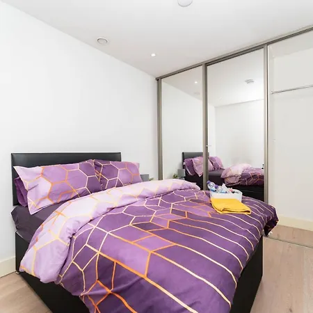 One Bed Flat With Additional Double Mattress Suitable For 4 Guest house *