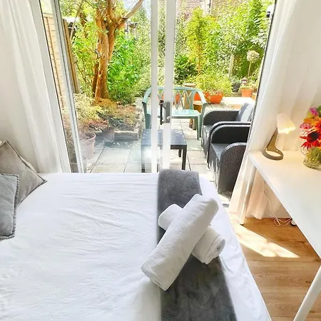 Luxurious House Near Excel- Air Conditioning, 9 Beds, 2 Baths, Garden, Fast Wifi Londýn