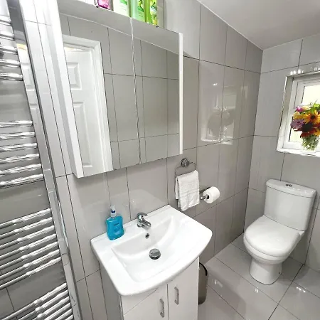 Luxurious House Near Excel- Air Conditioning, 9 Beds, 2 Baths, Garden, Fast Wifi Londýn