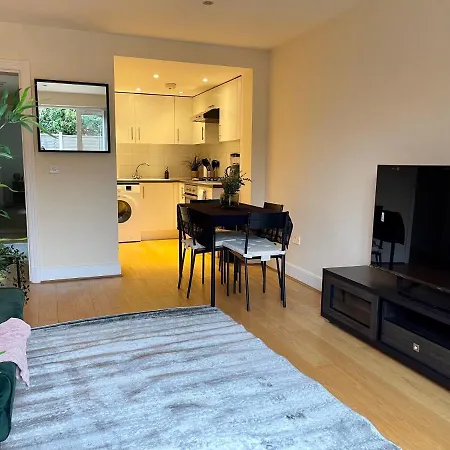 Mapesbury Dell Apartman London