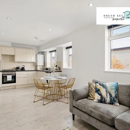 Apartment Two Bedroom By Dream Key Short Lets & Long Lets Uxbridge- 6 *