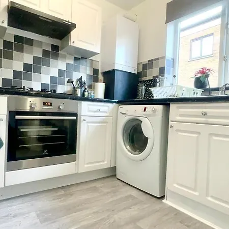 Amazing Location - Of London- 2 Bedroom Stunning Canal View House With Private Garden,parking & Balcony *