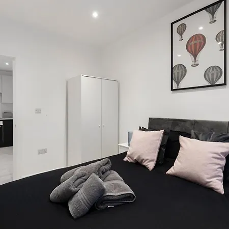 Star London Station Road 3-bed Oasis With Garden Apartment The Hyde