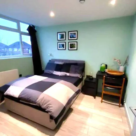 Letzi Premium Cozy Retreat Private En-suite Rooms, Heathrow Airport * هايس