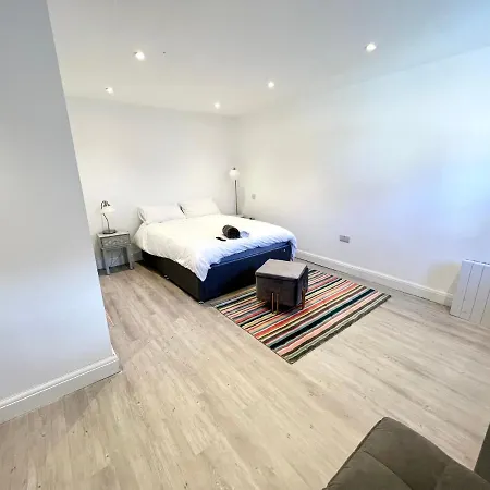 3 Cosy Homes Walking Distance To Mall With Parking Available To Book Separately 3 Bed House Or 1 Bed Or Vakantiehuis