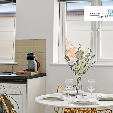 Apartment Two Bedroom By Dream Key Short Lets & Long Lets Uxbridge- 6 Uxbridge