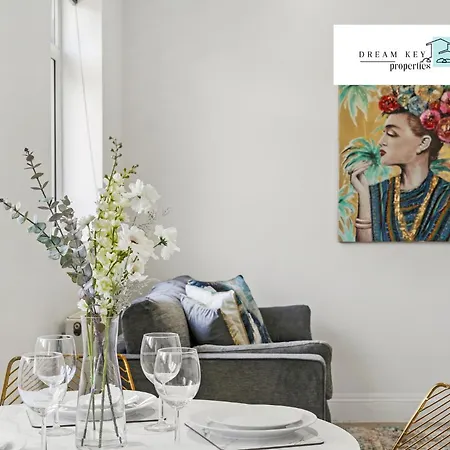 Two Bedroom By Dream Key Short Lets & Long Lets Uxbridge- 6 *