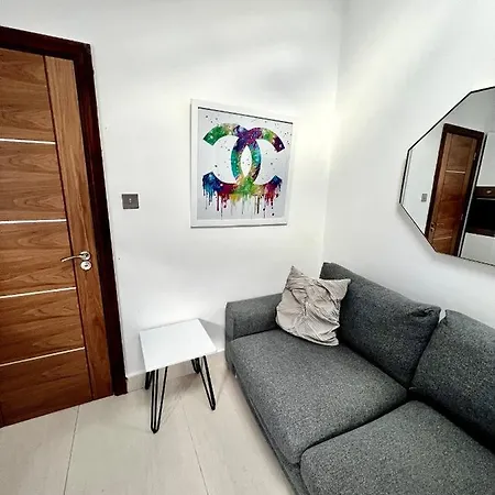 3 Cosy Homes Walking Distance To Mall With Parking Available To Book Separately 3 Bed House Or 1 Bed Or Londen