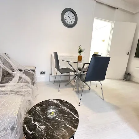 One Bedroom Flat Miles Apartment