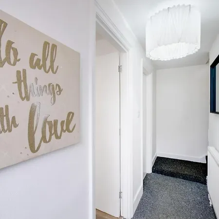 Apartment Chic 1br House In Hounslow - 12 Mins From Heathrow Airport Feltham