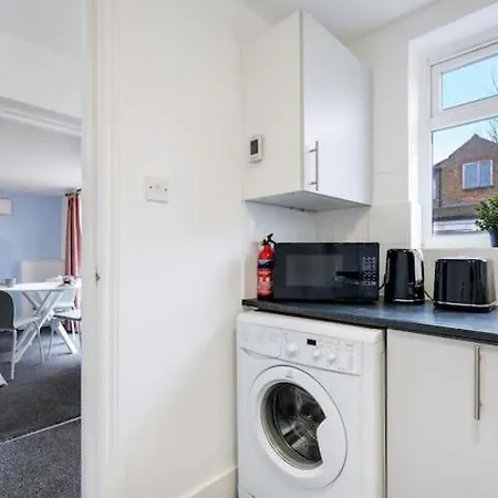 Apartment Chic 1br House In Hounslow - 12 Mins From Heathrow Airport Feltham
