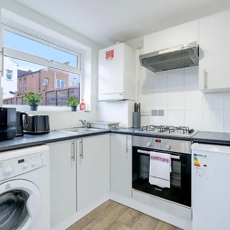Chic 1br House In Hounslow - 12 Mins From Heathrow Airport Feltham