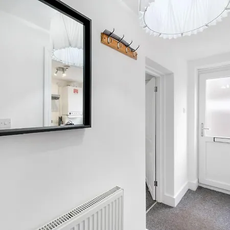 Chic 1br House In Hounslow - 12 Mins From Heathrow Airport *