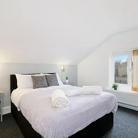 Apartment Chic 1br House In Hounslow - 12 Mins From Heathrow Airport *