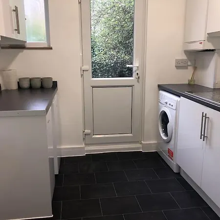 Garden Flat In Central Location Appartement