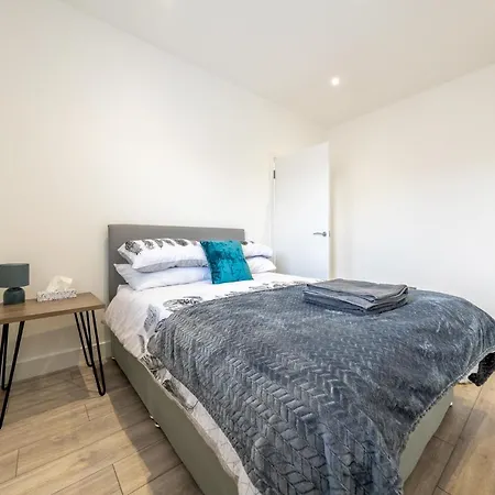 Modern Split Level 2br Spacious Maida Vale شقة