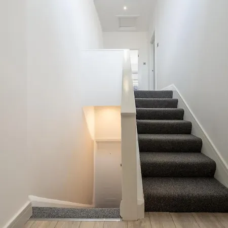 Modern Split Level 2br Spacious Maida Vale * لندن