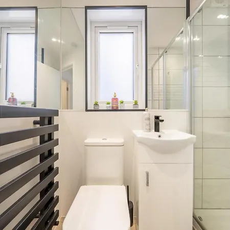 Modern Split Level 2br Spacious Maida Vale شقة