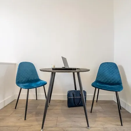 Modern Split Level 2br Spacious Maida Vale *