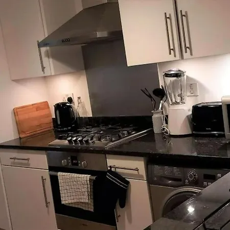 2 Bedroom Victorian Garden Flat *