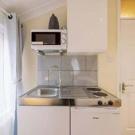 Pass The Keys Flat 3 And 4 Floor Comfy Two Studio Apartment *