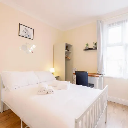 Pass The Keys Flat 3 And 4 Floor Comfy Two Studio Apartment