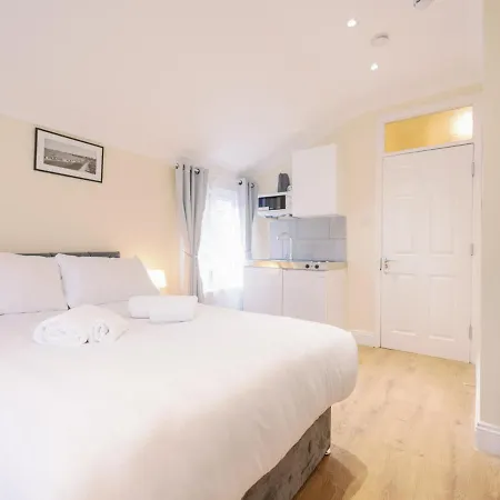 Pass The Keys Flat 3 And 4 Floor Comfy Two Studio Apartment *