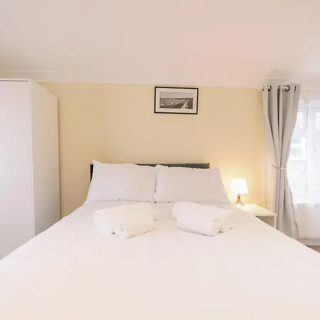 Pass The Keys Flat 3 And 4 Floor Comfy Two Studio Apartment London