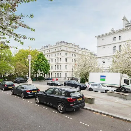 Art Deco Oasis: Hyde Park Adjacent Apartment London