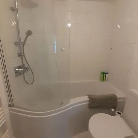 2 Bedroom Victorian Garden Flat Apartment *