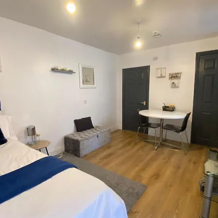 Private Studio Outhouse Near Heathrow- Free Parking *