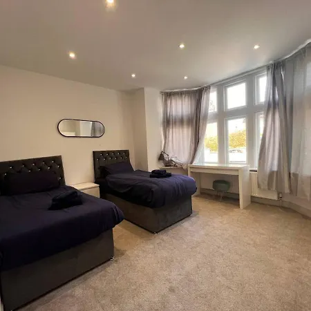 Star Finchley Road 3-bed Oasis With Garden *