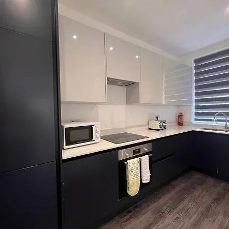 Star Finchley Road 3-bed Oasis With Garden Aparthotel London