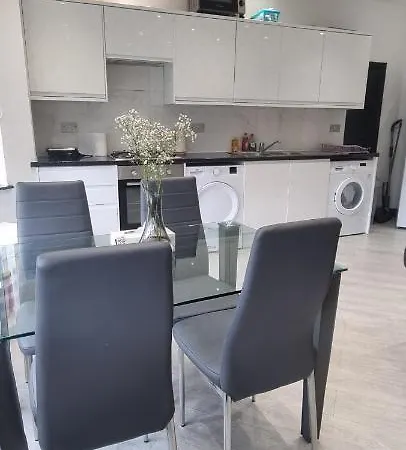 Modern 2bd Flat לונדון