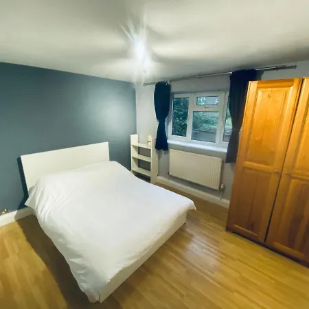 One Bed אילינג