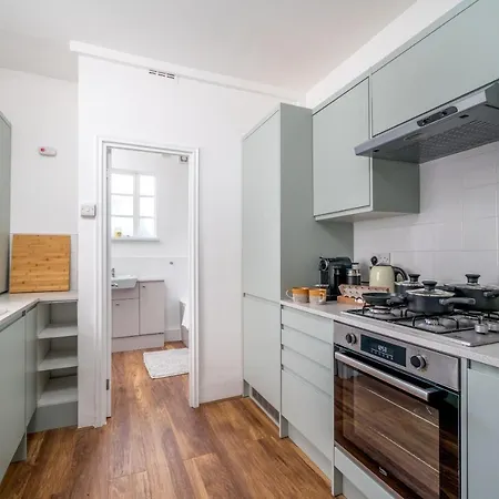 Bright West Hampstead Retreat * London