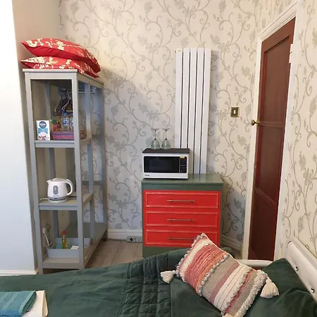 Beautiful Double En-suite Room, Separate Entrance, Ilford, Line Gants Hill, Free Parking * Ilford