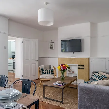 Bright West Hampstead Retreat Apartment