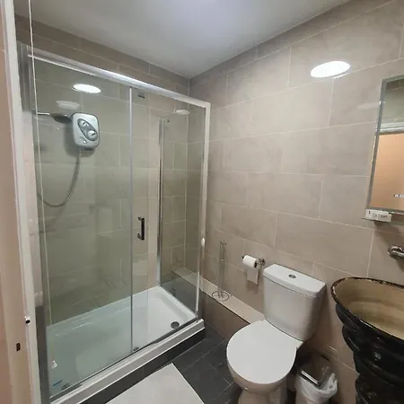 Madonna Halley Hotell Edgware