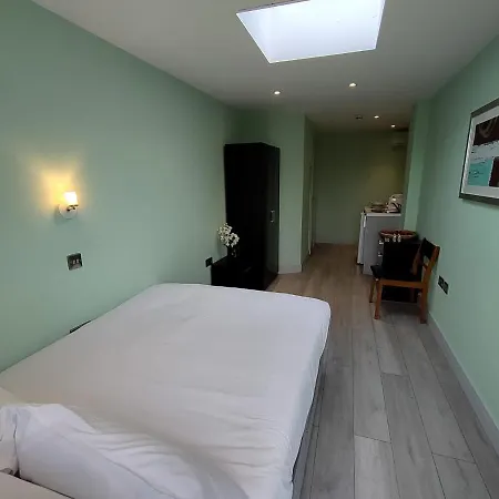 Letzi Premium Cozy Retreat Private En-suite Rooms, Heathrow Airport هايس