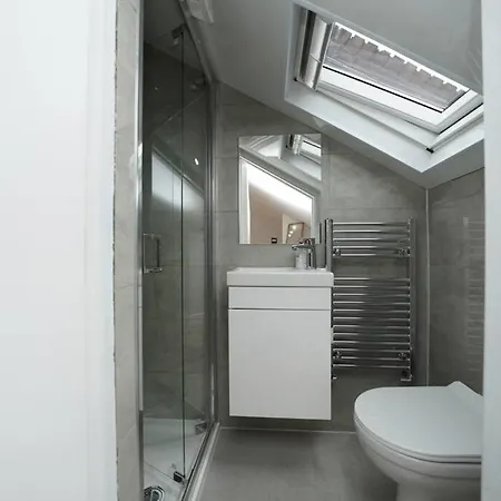 Newly Renovated Modern 4 Bed 3 Bath *