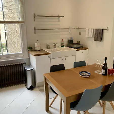 Lovely Newly Refurbished In Battersea דירה לונדון